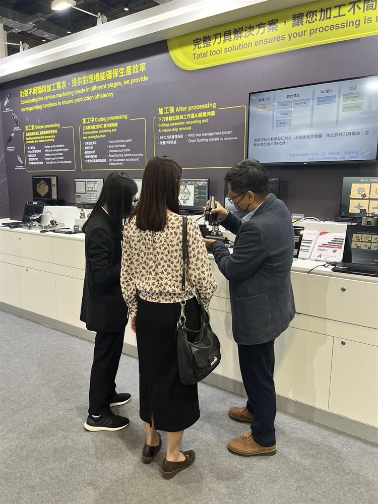 TMTS 2024 - Thanks industrial experts for visiting and learning about HIT new product - CNC on-machine 2D visualization tool dynamic measurement instrument at Tongtai booth